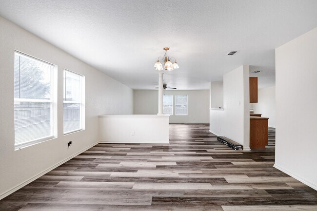 Building Photo - Recently renovated large 4 bedroom home!