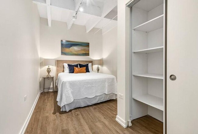 Building Photo - 1 bedroom in Chicago IL 60657