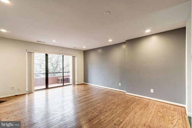 Building Photo - 3127 Hawthorne Dr NE
