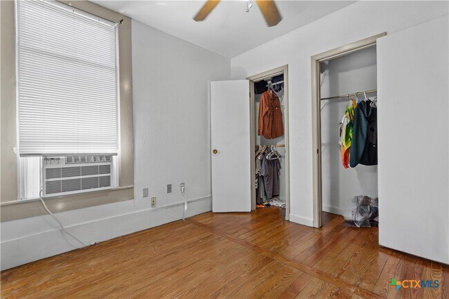 Foto del edificio - 527 W San Antonio St