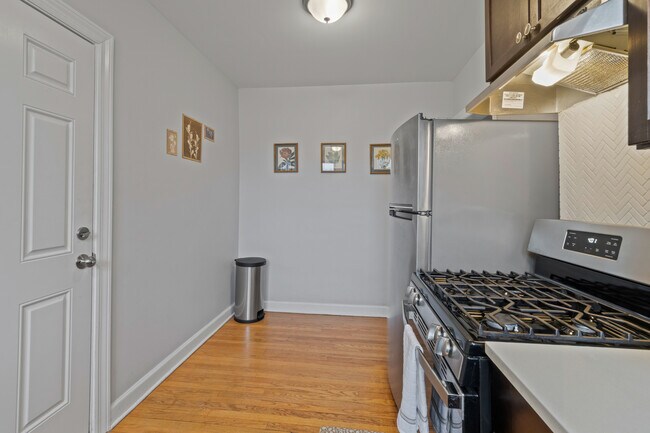 Foto del edificio - 6443 N Hamilton Ave