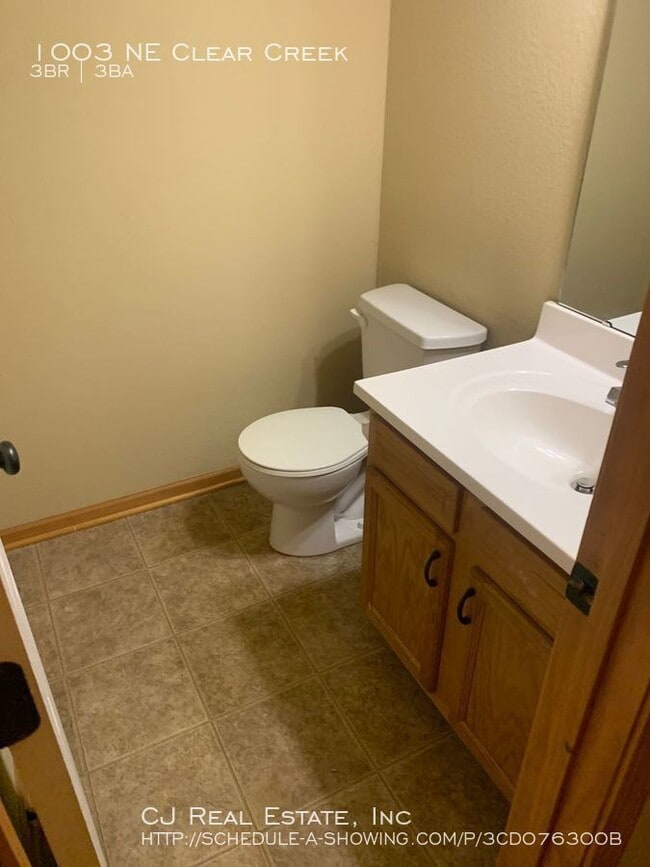 Foto del edificio - 1003 NE Clear Creek Rd