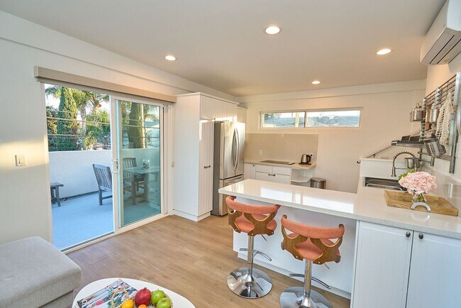 Foto del edificio - FURNISHED Modern One Bedroom+Loft Coronado! In Unit W/D! AC! Assigned Parking!