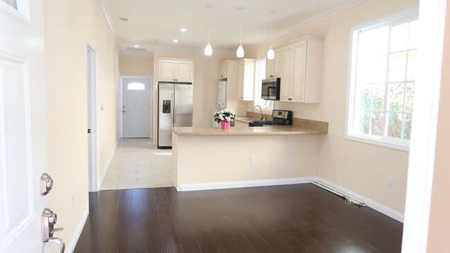 Building Photo - 1355 Portia St