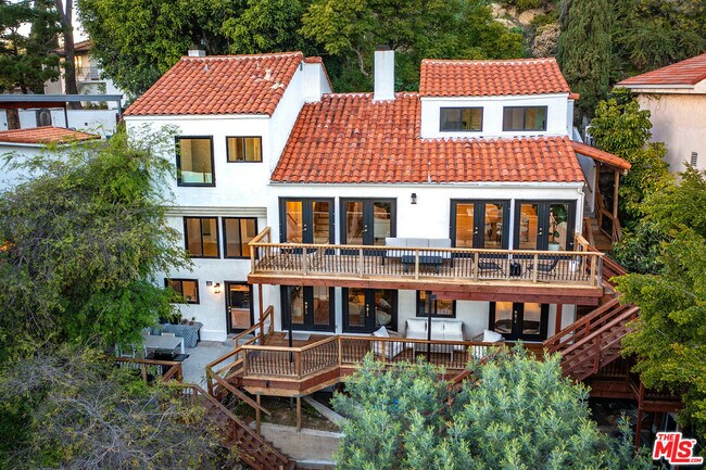 Foto del edificio - 3323 N Knoll Dr