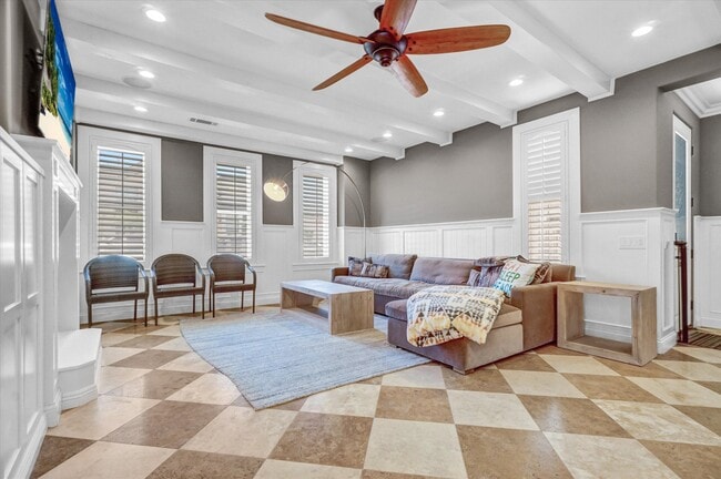 Living room - 206 E Balboa Blvd