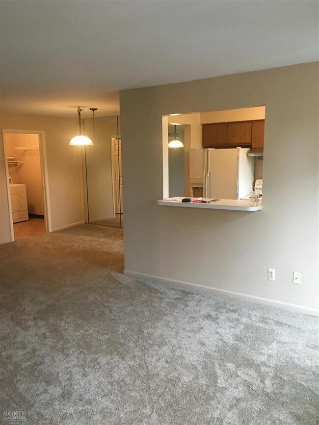Building Photo - 1010 Country Club Dr