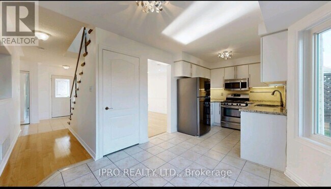 Building Photo - 61 Raintree Crescent