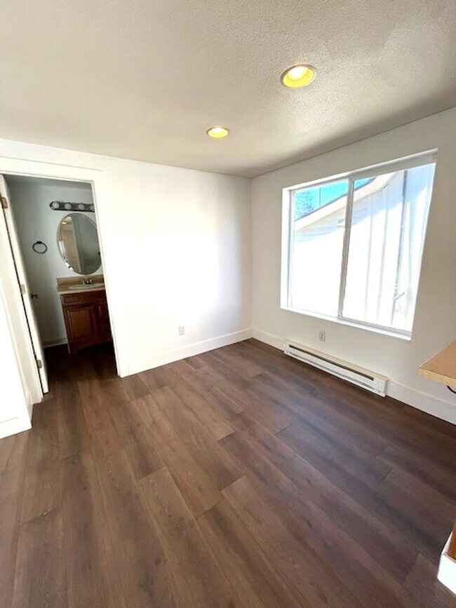 Building Photo - Charming 2 Bedroom 1 Bathroom in Newberg