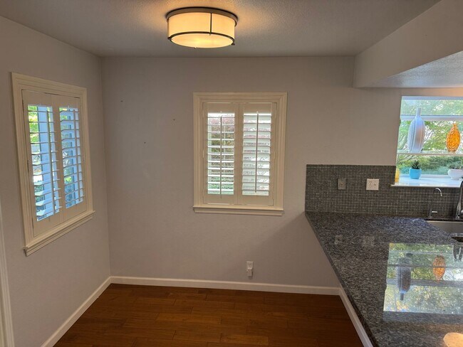 Foto del edificio - Beautiful 3bd/2.5 bath Townhome