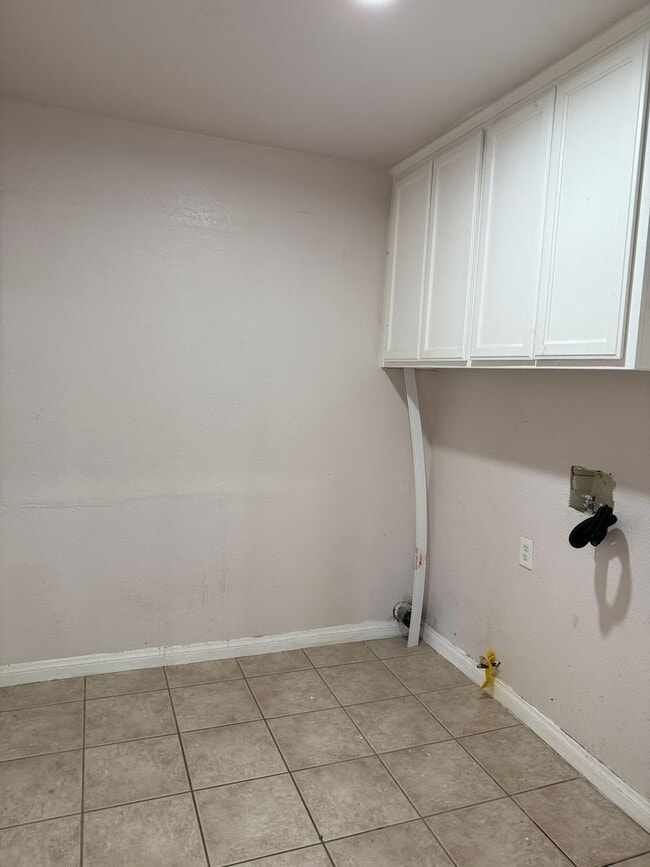Building Photo - Charming 3-Bedroom Home with Spacious Yard