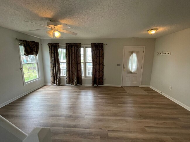 Foto del edificio - Spacious End Unit Towhouse in Desirable Liberty Square!