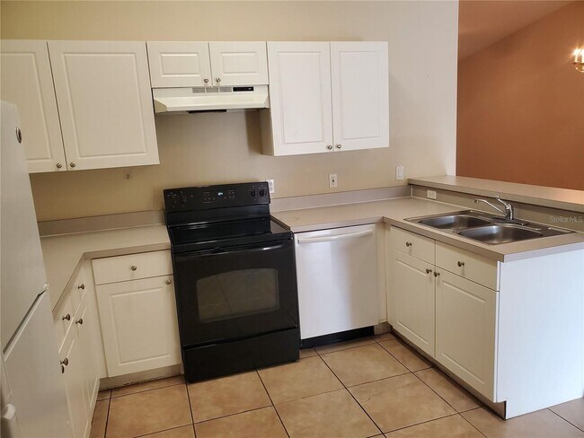 Building Photo - Lovely Community with Great Amenities!
