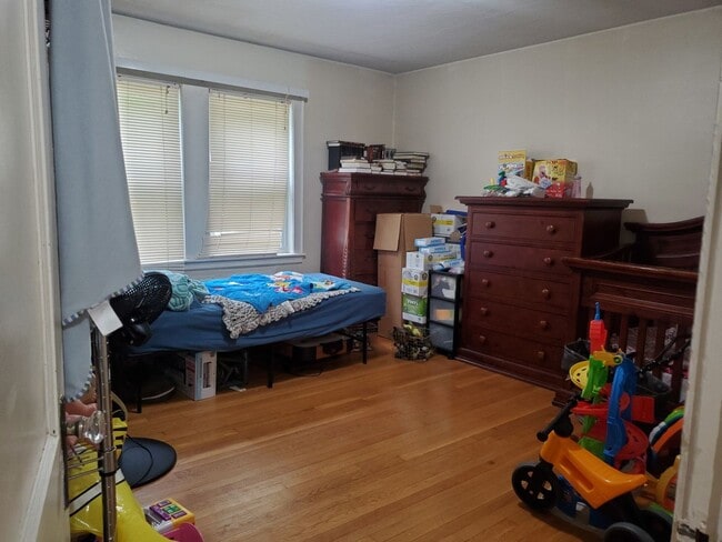 Building Photo - Brighton three bedroom