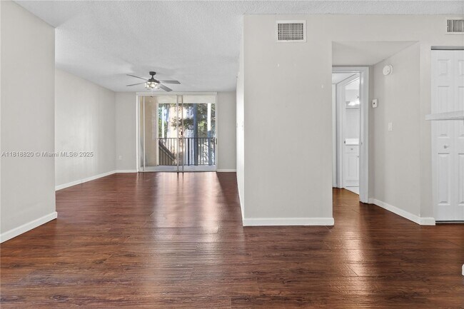 Foto del edificio - 2123 Renaissance Blvd