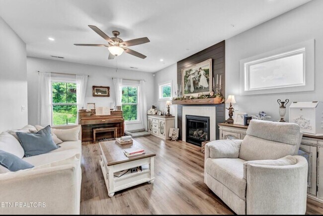 Building Photo - Knoxville 37922 - 3 bedroom 2.5 bath - call Tara Hayes 865-327-0348