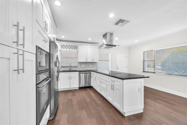 Building Photo - 2912 W Lake Ave