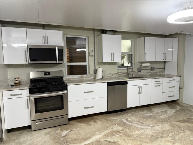 Building Photo - 1077 Fernlea Dr