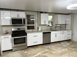 Building Photo - 1077 Fernlea Dr