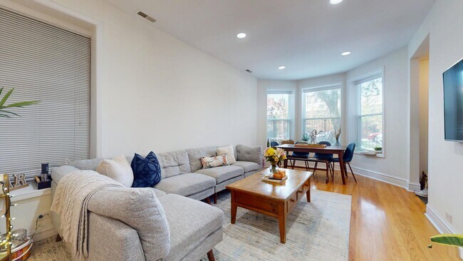 Foto del edificio - 3233 N Wilton Ave