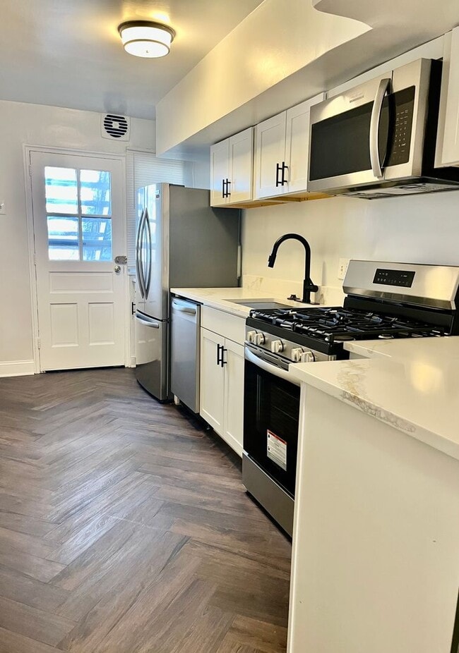 Building Photo - 218 10th St NE