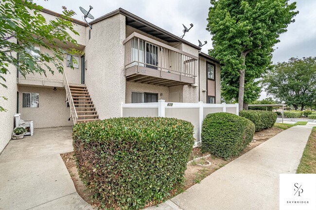Foto del edificio - Modern and Cozy Rancho Cucamonga Townhouse with Hardwood Floors!
