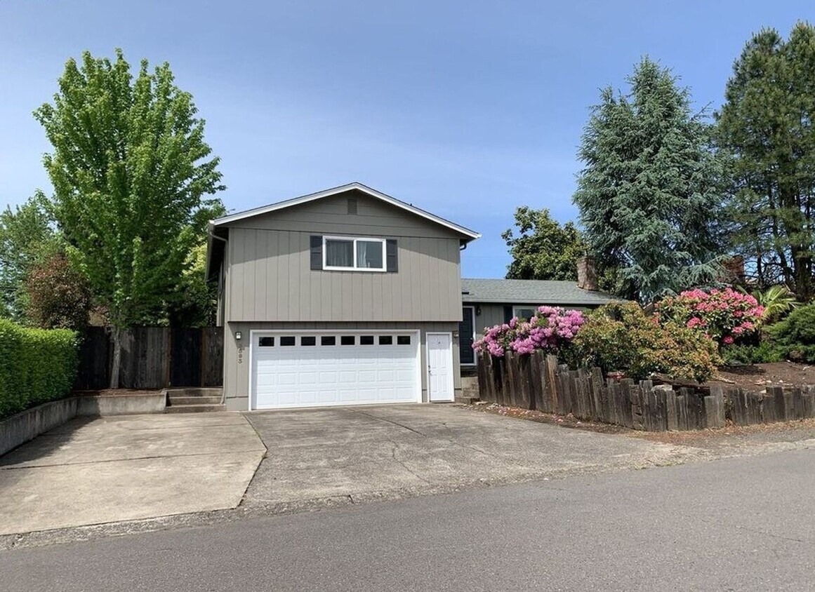 Foto principal - Beautiful 5 bed/3 bath with garage & amazi...