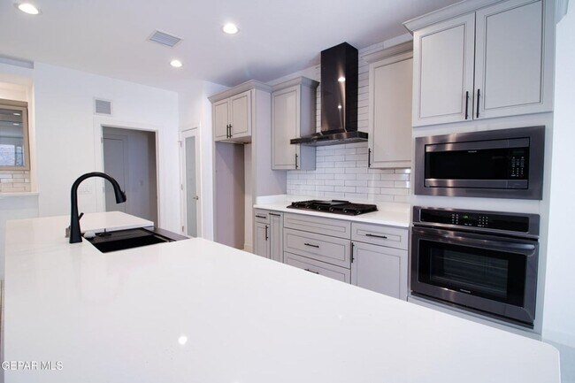 Building Photo - 1723 Eased-