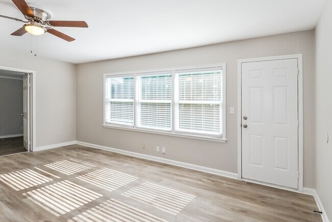 Building Photo - Cute 3 Bedroom Home