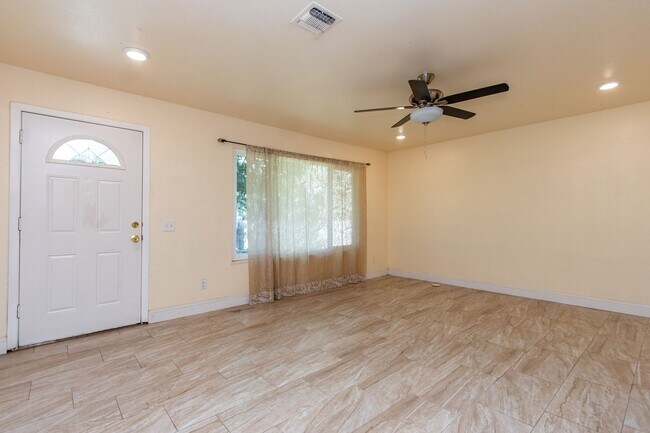 Building Photo - Coming Soon... 3 Bedroom 2 bath!