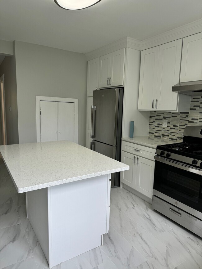 Building Photo - 28 47th St
