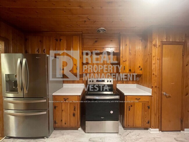 Building Photo - Spacious Three Bedroom Home in Great Locat...