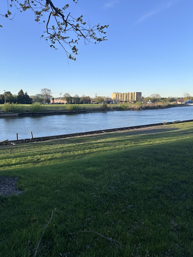Building Photo - 62 Riverview Dr