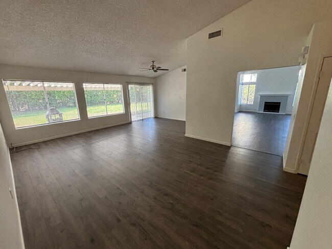 Foto del edificio - Newly renovated 4 bedroom in canyon crest!
