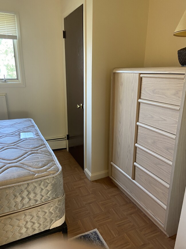 Furnished apartment - Garfield Avenue Apartments