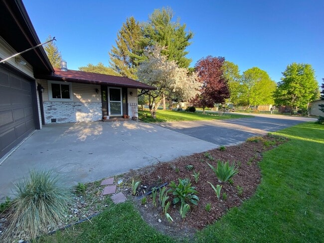 Building Photo - 10591 E Pico Dr