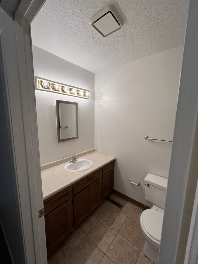 Baño 1 - 1819-1821 Lakeside Ave NW