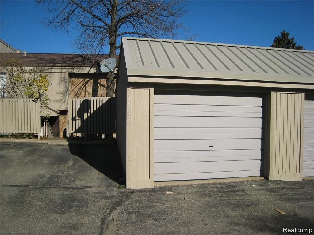 Primary Photo - 756 Oakbrook Ridge Dr