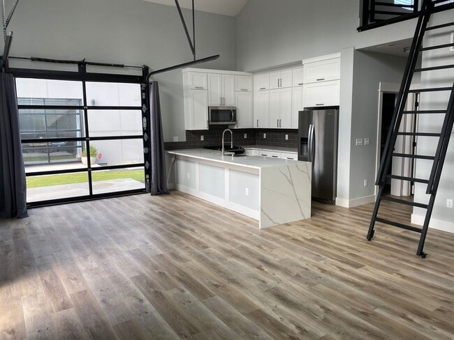 Building Photo - Modern 1 Bed, 2 Bath with Rooftop Patio!
