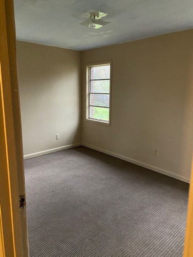 Building Photo - 835 Pine Tree Dr
