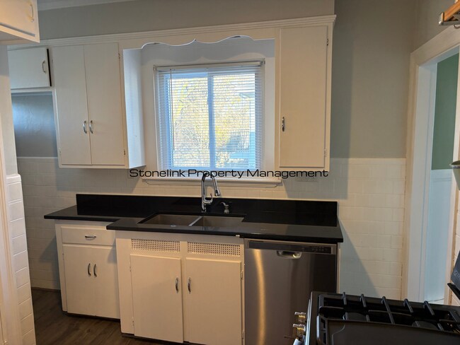 Foto del edificio - 550-552 Wayland Avenue