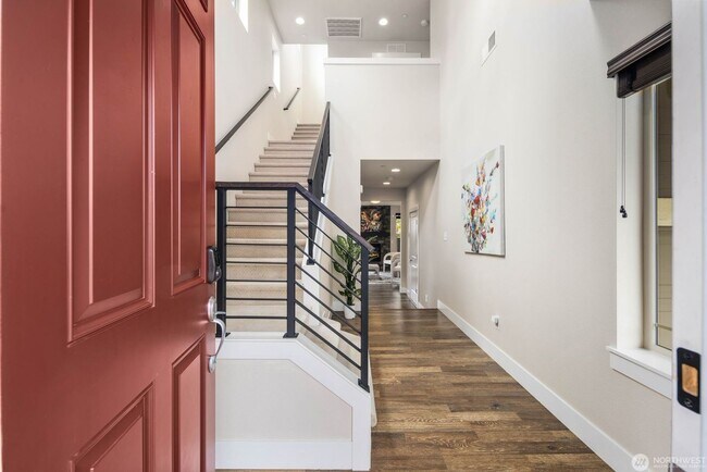 Foto del edificio - Modern Lynnwood Home with Flexible Bonus Space and Fenced Backyard