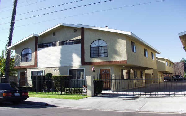 Primary Photo - 927 S Charlotte Ave