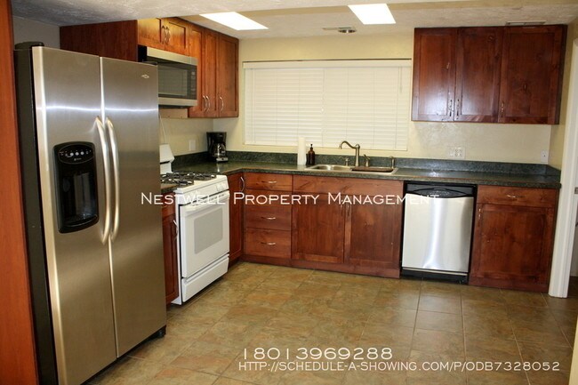 Foto del edificio - Rio Tinto Stadium Area Basement Apt.