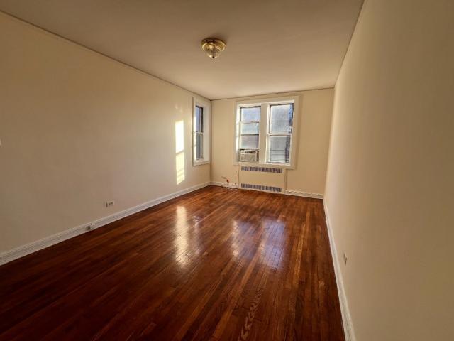 Foto del edificio - 1 bedroom in SUNNYSIDE NY 11104