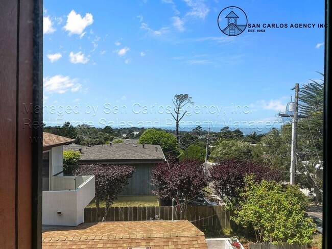 Foto del edificio - Three Bedroom Three Bath Home in Monterey with Ocean Views