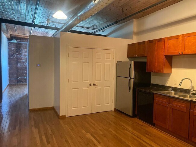 Foto del edificio - 111 N Main St