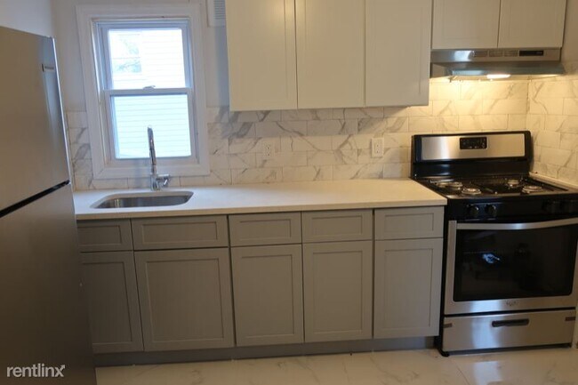 Building Photo - 3 br, 1 bath Townhome - 6 Hinsdale Pl