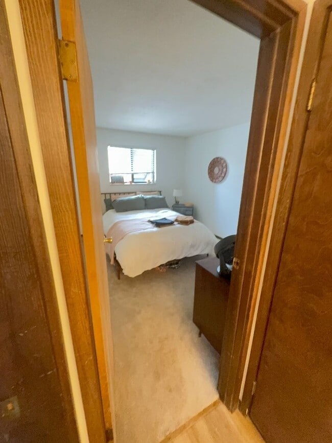 Building Photo - Lake Cliffe Condo - Spacious 2 Bedroom/2 B...