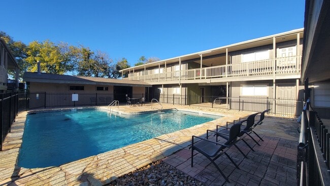Building Photo - Fantastic price for this upstairs 1 bedroom apartment in Balcones Heights